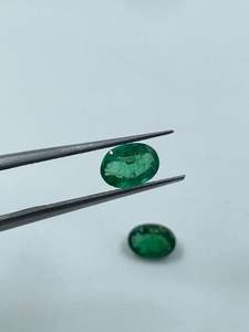 พลอยมรกตสีเขียวธรรมชาติ รูปไข่ คุณภาพ A1 น้ำหนัก 1.30 กะรัต ขนาด 5x7 มม. สำหรับทำเครื่องประดับ - Product Image 2