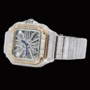 Reloj de Cuarzo de Acero Inoxidable Plateado de Lujo con Diseño Personalizado de Alta Calidad, Completamente Adornado con Diamantes Moissanite de Corte Baguette - Product Image 3