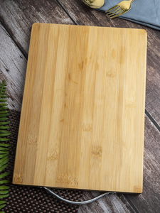 Planche à découper en bois artisanale, forme rectangulaire avec poignée, épaisseur 1,5 cm - Product Image 6