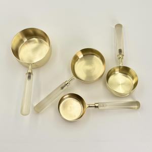Juego de Tazas y Cucharas Medidoras de Acero Inoxidable con Revestimiento PVD Dorado y Mango de Resina Transparente de Cuatro Piezas, Herramientas Cuantitativas para Hornear y Cocinar - Product Image 3