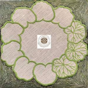 Servilleta de lino para cóctel con bordado de hojas verdes, formas orgánicas suaves que aportan un toque botánico fresco a la mesa. - Product Image 4