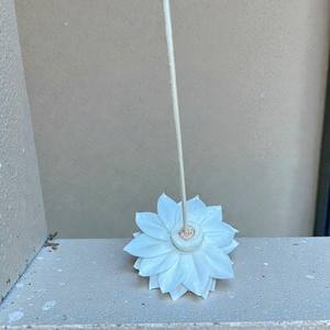 Fleur de Dahlia Rouge en Bois Sola Naturel 8-8,5 CM – Aromathérapie Durable Faite à la Main - Product Image 6