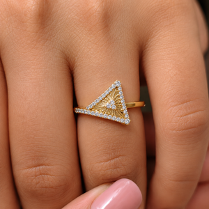 Bague de Mariage en Or Jaune 14K avec Diamant de Laboratoire Taille Ronde Brillante et Halo Triangulaire, Bijoux Fins, Vente en Gros OEM - Product Image 2