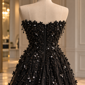 Robe de demoiselle d'honneur sans bretelles en tulle noir avec embellissements floraux perlés et sequins, coupe trapèze, longueur ras du sol, style moderne - Product Image 5