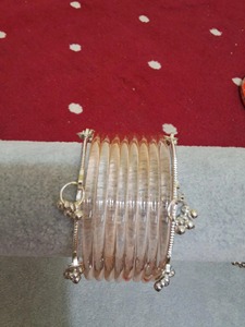 Juego de Brazaletes Étnicos Plateados con Dijes de Campana para Mujer, Ecológicos, Personalizables, de Diseño Único y Moderno para Bodas - Product Image 1