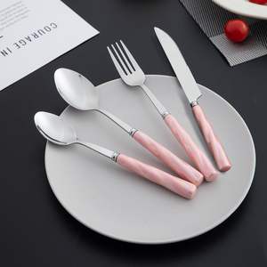 Ensemble de couverts polis et façonnés pour les réceptions festives et les repas en cuisine, conçu pour une utilisation durable et fiable - Product Image 1