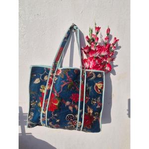 Sac fourre-tout matelassé réversible en velours avec imprimé oiseaux – Sac à bandoulière XL matelassé pour femme – Logo personnalisé – Sac de voyage et de shopping tendance - Product Image 1