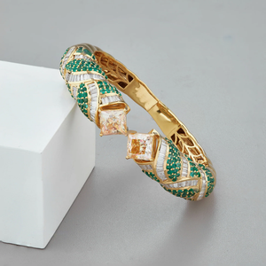 Bracelet manchette classique plaqué or 18 carats avec diamants taille princesse et émeraudes, design géométrique, pour femme, bijoux de soirée - Product Image 4