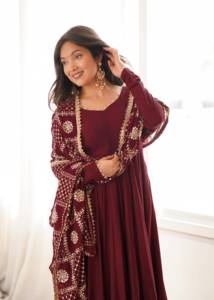 Vestido Anarkali de diseñador en seda romana Chanderi 16 Kali con parte inferior en seda romana Chanderi y dupatta de georgette sintética, conjunto listo para usar. - Product Image 6