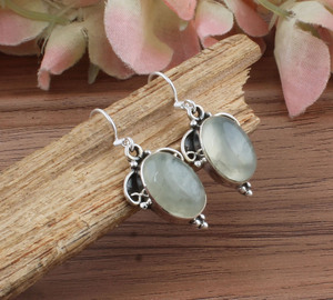 Boucles d'oreilles pendantes de luxe en préhnite naturelle, argent sterling 925, pierre précieuse verte, design vintage à pois, faites à la main pour femmes, vente en gros - Product Image 2