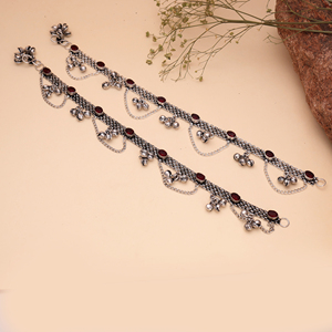 ARTS JEWELS Tobillera de Latón con Diseño Étnico de Amantes, Plateada Oxidada, con Cuentas Colgantes y Piedra Roja, Regalo para Mujeres de Rajasthan - Product Image 2