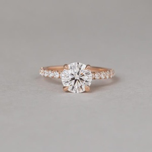 Bague de fiançailles en diamant de laboratoire rond de 2 carats, bague pavée en or jaune avec halo caché, bague solitaire à sertissage bas, certifiée IGI - Product Image 1