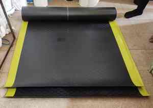 Colchoneta enrollable para hacer ejercicio en el suelo del gimnasio en un moderno estudio de fitness con equipo de entrenamiento de fuerza y un interior minimalista. - Product Image 3