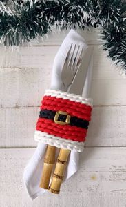 Anneau de serviette de Noël festif en crochet motif ceinture du Père Noël, rouge et noir, avec boucle, fait main, pour décoration de table de fêtes, élégant accessoire de Noël - Product Image 3