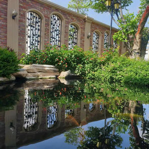 Panneaux de clôture décoratifs en fer forgé thermolaqué, garantie 3 ans pour usage extérieur, solutions de clôture de luxe personnalisées pour villas - Product Image 1