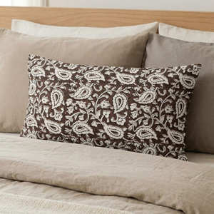 Housse de coussin lombaire décorative marron foncé à imprimé bloc, motif floral ethnique, pour décoration de ferme - Product Image 1