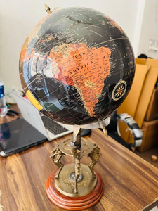 Globe terrestre vintage noir avec support en laiton et boussole, décoration de bureau nautique - Product Image 1