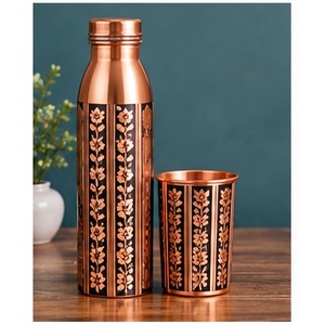 Botella de Agua de Cobre Hecha a Mano con Juego de Tazas a Juego, Diseño Floral Grabado, Vajilla Portátil para Uso Doméstico - Product Image 1