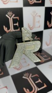 Colgante de letra R personalizado con diamantes de moissanita, chapado en plata de ley 925, estilo hip hop, al precio más bajo. - Product Image 5