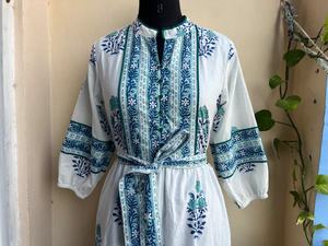Vestido midi estampado a mano en blanco y azul, de algodón con estampado floral Mughal, estilo casual de verano, vestido largo maxi para mujer. - Product Image 6