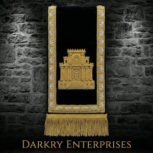 Banda de Regalia Masónica Bordada a Mano con Hilo de Oro Personalizado, Banda de Maestro Masón de Terciopelo Negro con Emblema del Templo de Salomón y Flecos Dorados - Product Image 1