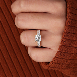 Anillo de Compromiso con Diamante Cultivado en Laboratorio, Corte Princesa, Pavé, Oro Sólido de 14K, Anillo de Novia con Diamante Cuadrado, Certificado IGI - Product Image 3