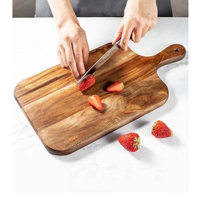 Planche à découper en bois artisanale unique, avec des motifs artistiques de grain de bois, pour un accessoire de cuisine inégalé. - Product Image 1