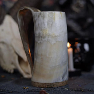 Jarra rústica de cuerno para cerveza, hidromiel, cerveza alemana, jarra de cuerno vikinga hecha a mano para festivales medievales y bares caseros - Product Image 1