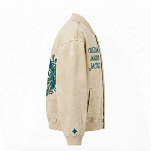 Chaqueta Varsity Beige Vintage Lavada Personalizada de Alta Demanda al por Mayor para Hombre con Bordado de Pavo Real, Estilo Urbano Casual Oversize con Cierre Frontal Completo - Product Image 3