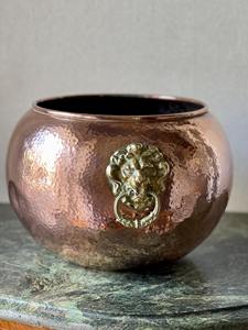 Maceta redonda decorativa martillada con asa de cara de león, ideal para jardín, balcón y decoración de mesa, hecha a mano en India. - Product Image 4