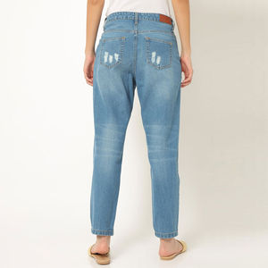 Pantalones vaqueros de mezclilla para mujer, personalizados para la temporada de otoño, con detalles de costuras en lavado oscuro, venta al por mayor, con dobladillo elástico y bolsillos tipo cargo - Product Image 3