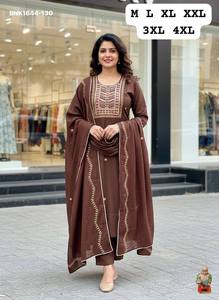 Conjunto de Kurti-Pantalón-Dupatta Recto Largo de Seda Muselina de Alta Calidad con Perlas y Lentejuelas Bordadas a Mano, Listo para Usar, a Precio Mayorista - Product Image 2