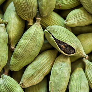 Gousse de cardamome verte naturelle de qualité supérieure, taille 6-7 mm, petite, aromatique, épice entière, fournisseur d'Elaichi - Product Image 1