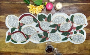 Chemin de table brodé avec des feuilles blanches, du feuillage vert et des baies rouges, décoration traditionnelle pour la maison, tissu lavable - Product Image 5