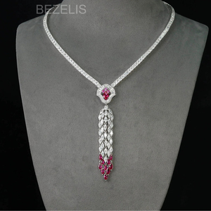 Collier chic en diamant de culture avec accents de rubis et spectaculaire pendentif en forme de pompon en or blanc - Product Image 4