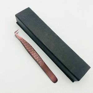 Pinza para Pestañas con Punta de Fibra y Recubrimiento de Plasma Color Oro Rosa / Agarre de Diamante para Volumen / Pinza Individual en Caja Negra - Product Image 2