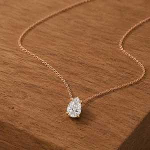 Colgante de oro macizo de 10K, 14K o 18K con diamante solitario de laboratorio de 1 quilate, corte brillante en forma de pera, claridad VVS, color E, engastado con puntas, para mujer. - Product Image 3