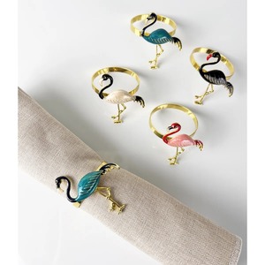 Ronds de serviette au design flamant rose exquis, idéaux pour la décoration de table, les hôtels, les cafés, les mariages et les dîners haut de gamme, en provenance d'Inde. - Product Image 2