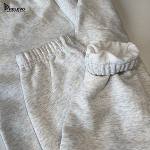 Pantalon de survêtement épais pour homme – Joggers en coton uni, coupés et cousus, modèle stock - Product Image 3