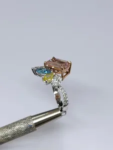 Bague de cocktail de luxe multicolore saphir et diamant Toi et Moi, avec Morganite rose taille émeraude, Topaze bleue et grappe de diamants jaunes en forme de poire - Product Image 2