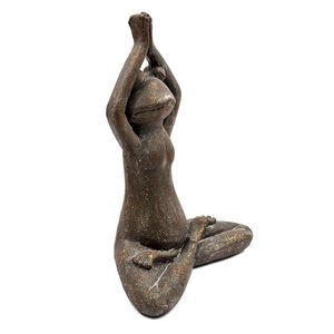 Statue de grenouille Yogini en magnésium brun de 11,5x6,5x15 pouces en pose Namaste avec accents dorés pour décorations de jardin - Product Image 4