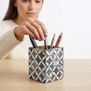 Porte-stylo classique en résine et os incrusté, idéal pour les bureaux professionnels, les espaces de travail à domicile et les idées de cadeaux élégants, provenant d'Inde. - Product Image 1
