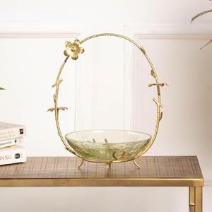 Centro de Mesa Floral Ecológico Inspirado en la Naturaleza, Tazón de Vidrio con Base de Metal Dorado, Cesta Dorada Hecha a Mano - Product Image 5