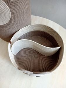 Panier en macramé fait main avec visage de personnage de dessin animé, parfait pour le rangement des jouets dans la chambre des enfants et une adorable solution de décoration pour la chambre de bébé. - Product Image 4