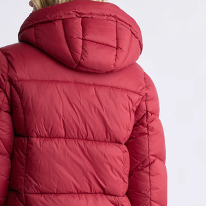 Blouson matelassé fin pour femme avec logo personnalisé, style mode hiver, vêtement rembourré, faible MOQ, chaud et tendance pour le streetwear - Product Image 5