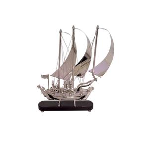 Ornement nautique en laiton représentant un bateau en pleine navigation pour les intérieurs d'inspiration marine, les concepts d'aménagement océanique et les espaces de vie côtiers - Product Image 2