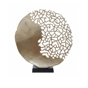 Sculpture abstraite élégante à motif de feuille Décor de bibliothèque en métal de style table en aluminium pour bureau à domicile moderne avec technique plaquée - Product Image 4