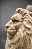 Poteau d'escalier en bois massif sculpté en forme de lion, artisanal, design rustique de luxe antique, surface lisse, pour hôpital