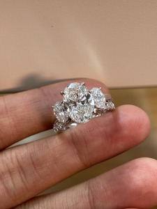 แหวนเพชรทรงรีเพาะเลี้ยงในห้องปฏิบัติการ รับรองโดย IGI ดีไซน์เรียบหรู แหวนหมั้นและแหวนแต่งงานแบบซ้อนกันได้ 3 กะรัต ทองคำแท้ 14K ชุดเครื่องประดับ - Product Image 5