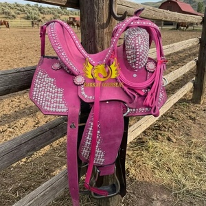 Silla de montar western personalizada de cuero de ante rosa intenso con adornos de cristal y pedrería, portátil, de montura alta y asiento suave. - Product Image 1